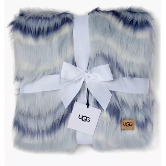 UGG Rosia Faux Fur Throw Blanket Blue Wavy $198 NEW! - Picture 1 of 4